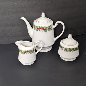 Christmas Holly and berry 3 piece Set coffee, creamer and tea pot 8415‎